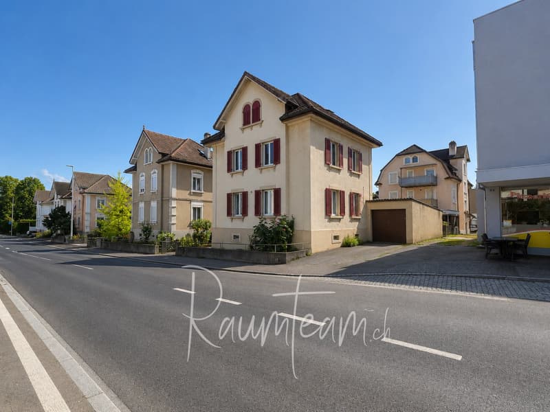 Seitliche Ansicht von der Strasse aus
