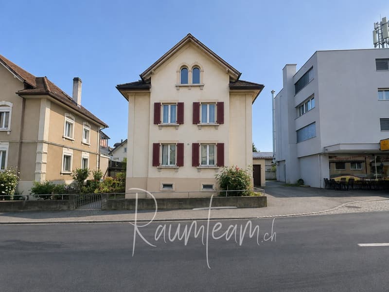 Vorderansicht des Hauses mit Garage (rechts) und Aussenparkplatz