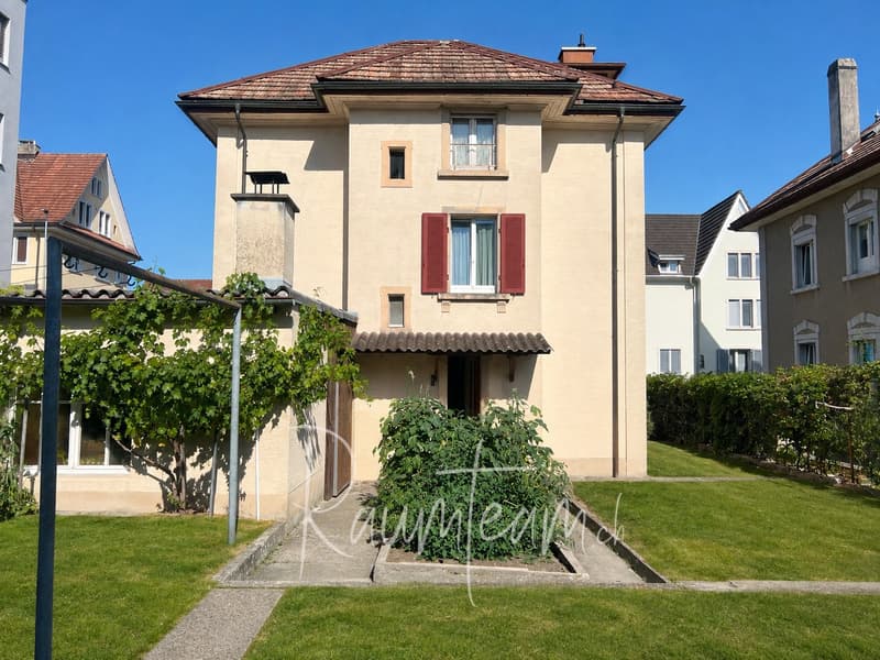 Zentral wohnen. Ruhig leben. Einfamilienhaus mit Garten in Arbon (1)