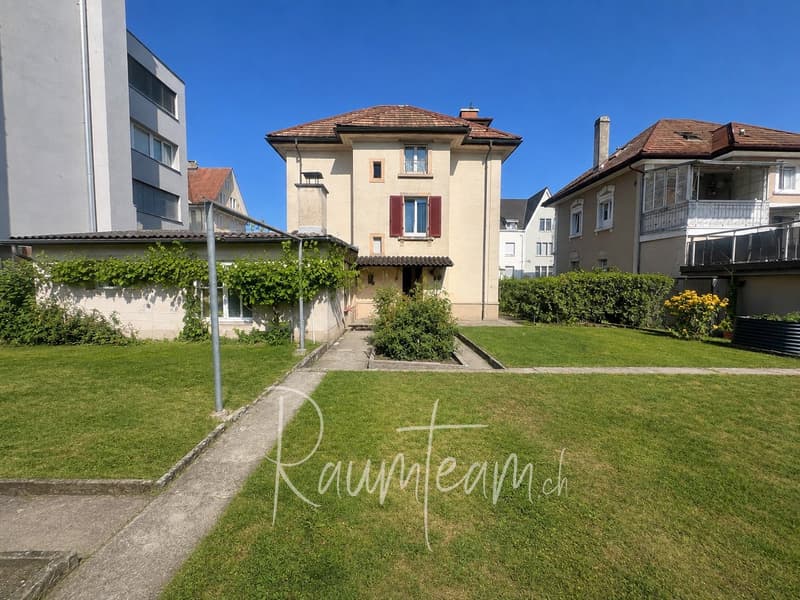 Rückansicht des Hauses mit Garten