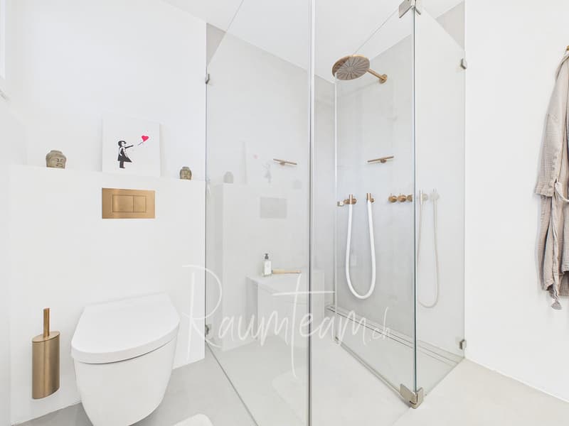 In den beiden Tageslicht-Badezimmern sind insgesamt zwei Duschen und eine Badewanne vorhanden