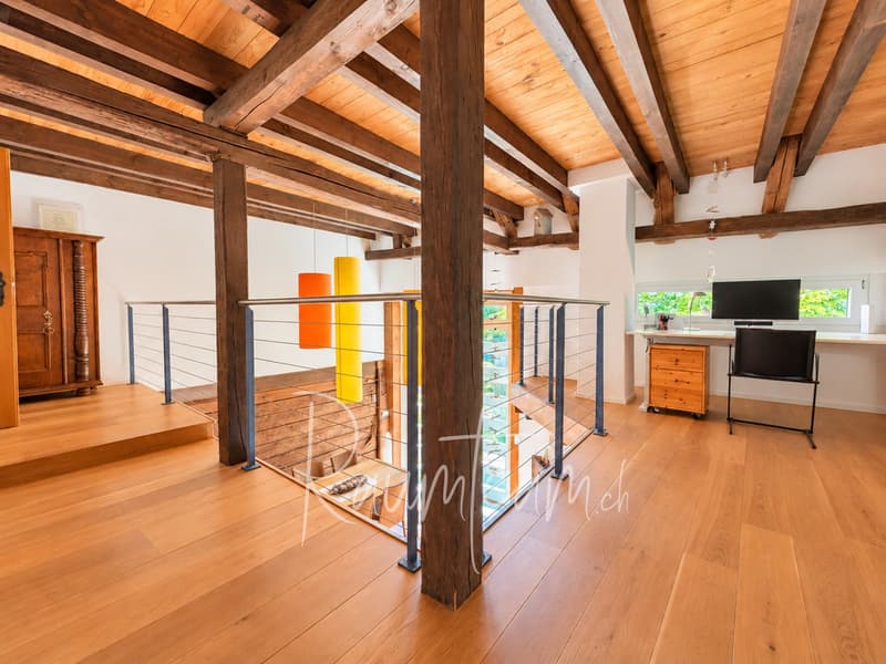 Galerie über der Tenne: Ideal als Arbeitsbereich oder Bibliothek