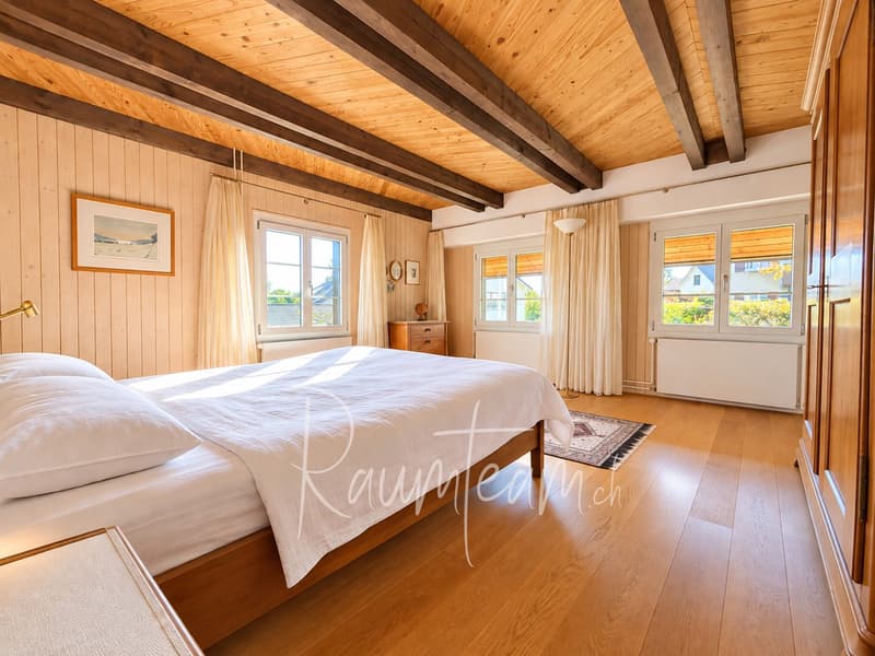 Schlafzimmer im Obergeschoss mit Gartenblick
