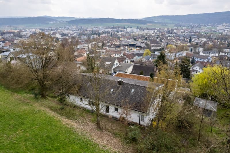 Charaktervolle Liegenschaft mit 10 Zimmern an privilegierter und sonniger Wohnlage in Wohlen mit vielfältigen Möglichkeiten (2)