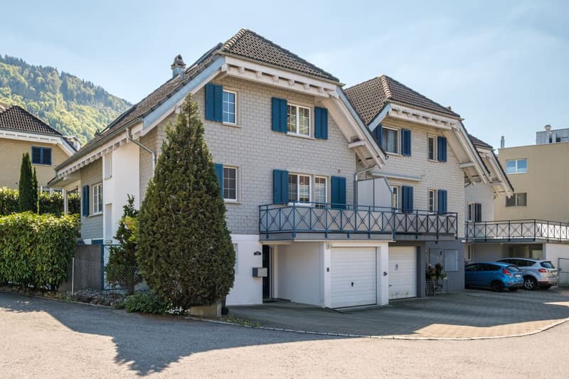 Modern renoviertes 5.5-Zimmer-Reiheneckhaus an ruhiger Quartierlage in Schübelbach (1)