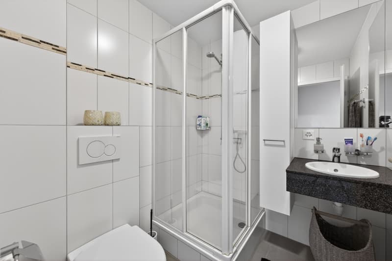 Badezimmer mit Duschkabine