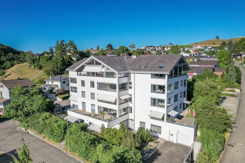 Modernes Wohnen in Niederdorf: Geräumige 1.5-Zimmerwohnung mit Balkon und Garage (1)