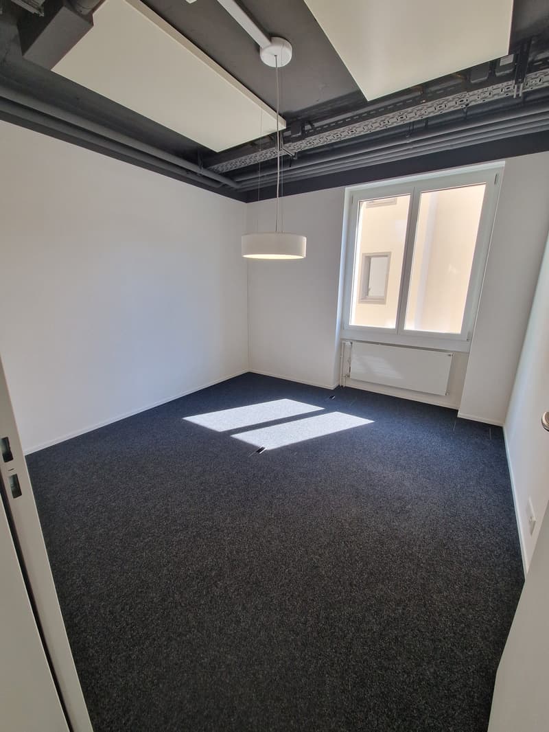 Attraktive Bürofläche mit Balkon nahe Zürichsee zu vermieten (4)