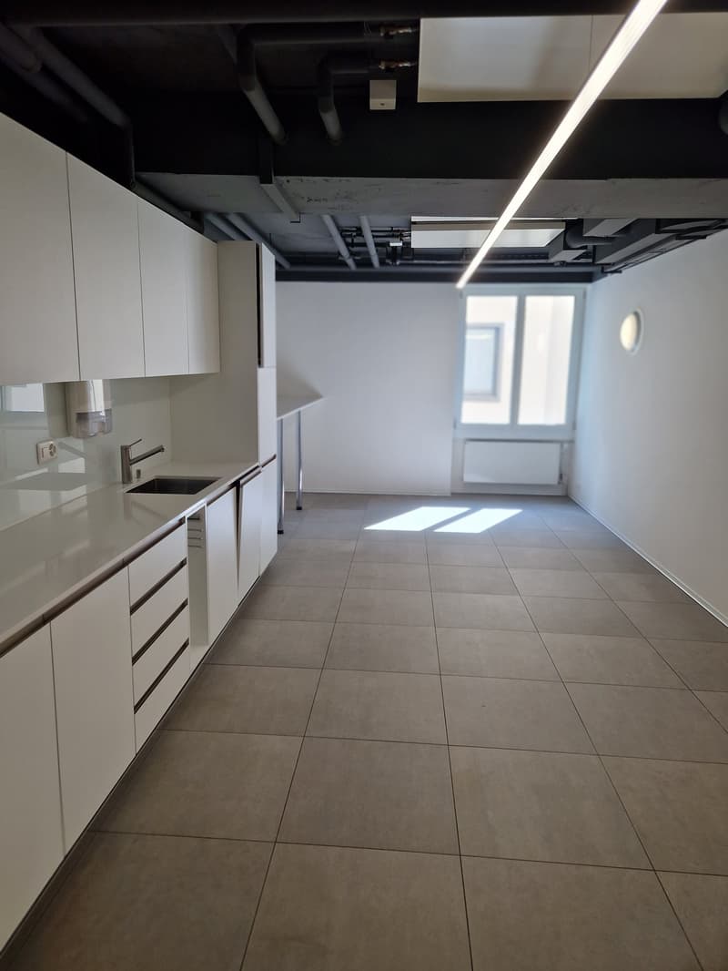 Attraktive Bürofläche mit Balkon nahe Zürichsee zu vermieten (8)