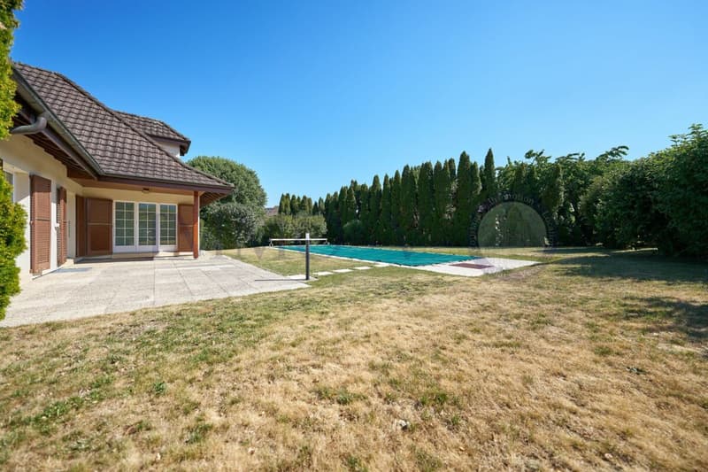 SPACIEUSE VILLA DE STANDING AVEC GRANDE JARDIN ET PISCINE (2)