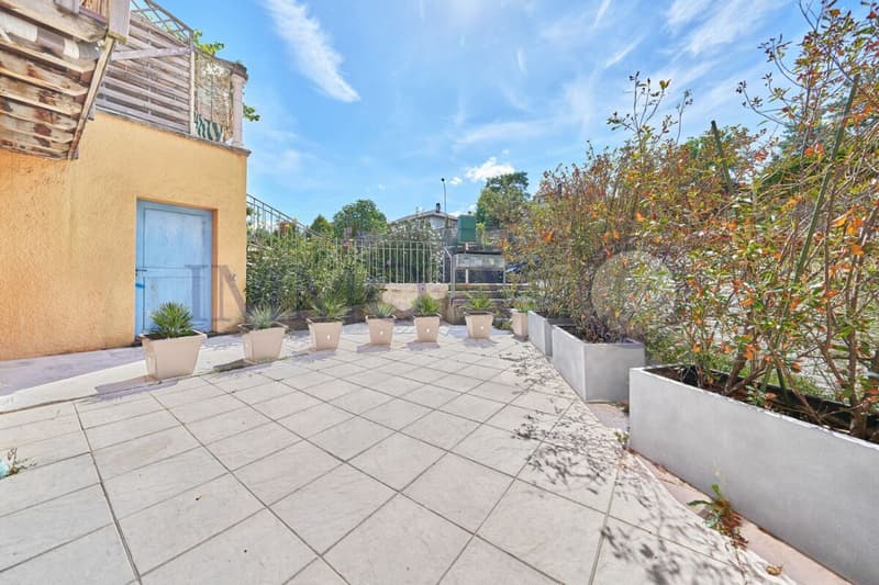 SPACIEUX ET RENOVE AVEC TERRASSE ET EMPLACEMENT IDEAL (2)