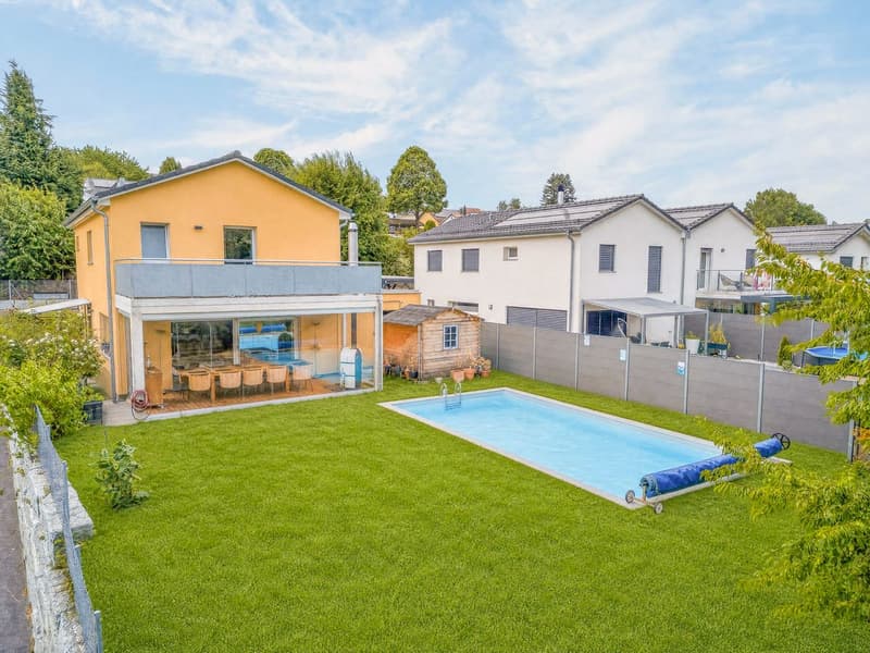 Villa familiale récente avec piscine chauffée et vue dégagée (1)