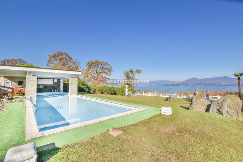 Villa mit Pool direkt am See in Ranco (2)