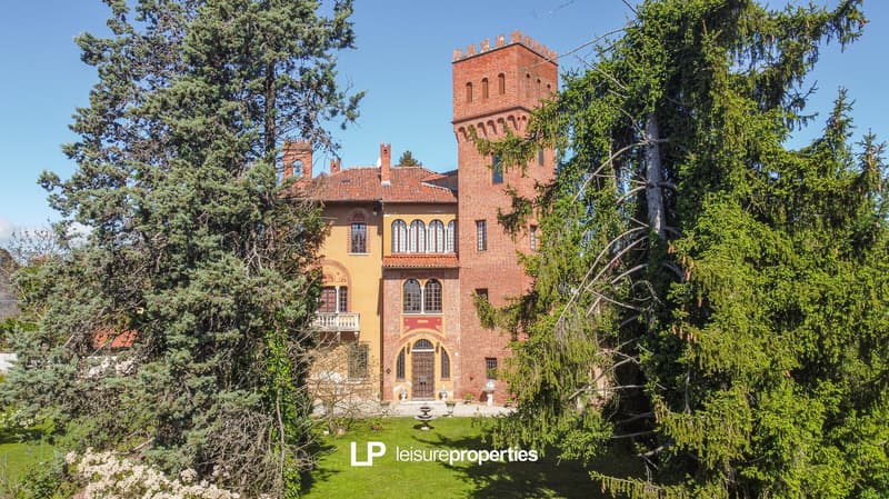 NEU: Schloss zu verkaufen auf nur 20km vom Lago Maggiore (1)