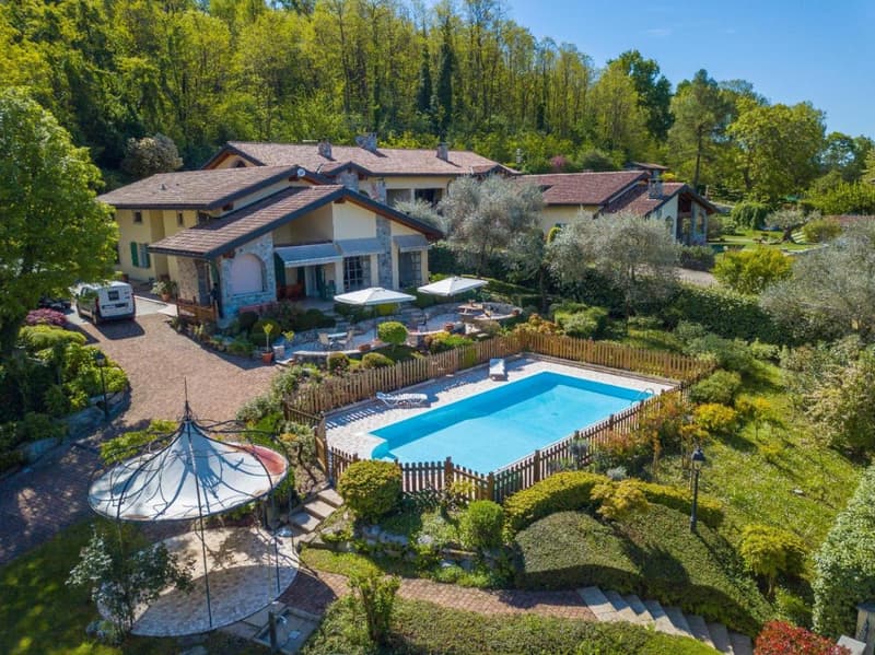 Elegante Villa mit schönem Park und privatem Pool in ruhiger und sonniger Lage (1)