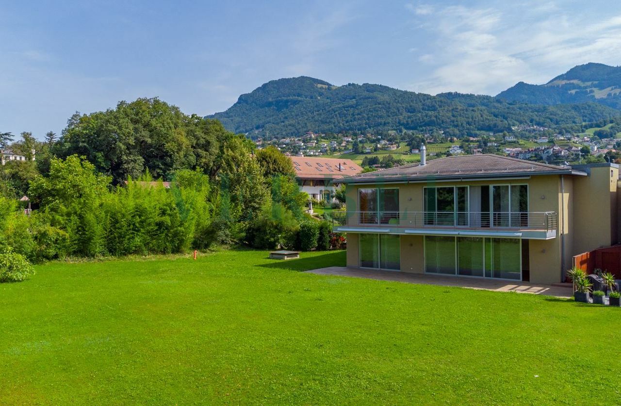 Pierre Landolt's House in La Tour-de-Peilz, Switzerland (Google Maps)