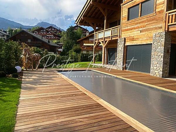 Magnifique Chalet Prestige: le golf en voisin, les Alpes en horizon.