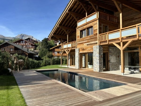 Magnifique Chalet Prestige: le golf en voisin, les Alpes en horizon.