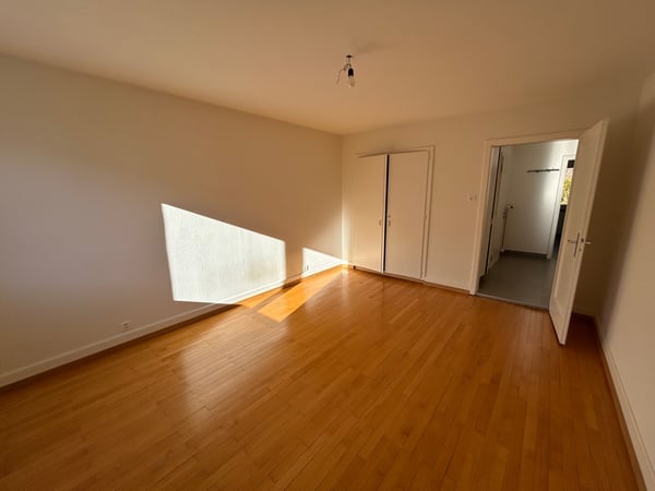 A louer: appartement de 3.5 pièces avec balcon - Crêt-Besson 11, Sonvilier 12