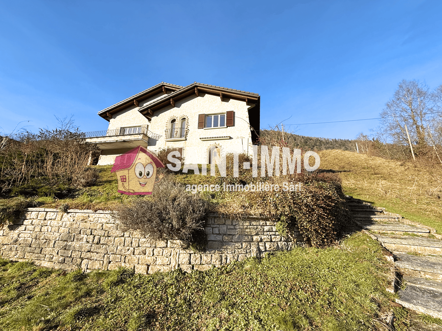 Detached house, elevated position, large driveway, large front terrace, surrounded by greenery