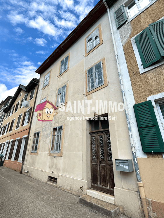Immeuble locatif à rénover entièrement de 3 appartements, une remise / annexe et parcelle de jardin 1