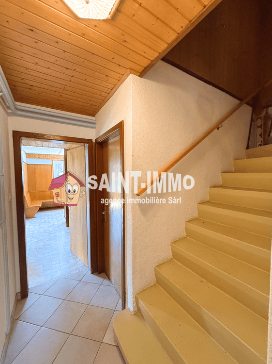Chalet de deux appartements (3 & 6.5 pièces) avec jardin arboré de 840 m2, terrasse et garages 11