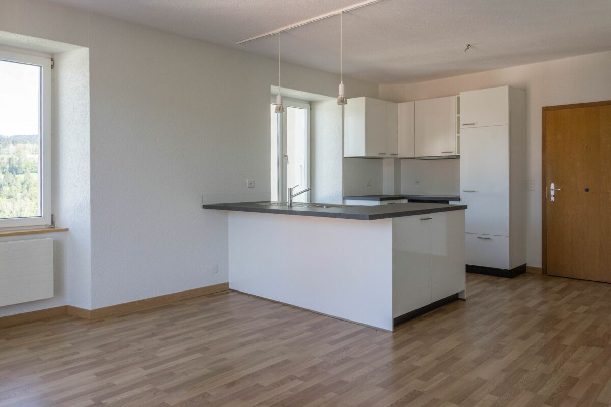 Lac 4, Les Brenets - Appartement 5 pièces avec balcon au 2ème étage   1 mois gratuits !