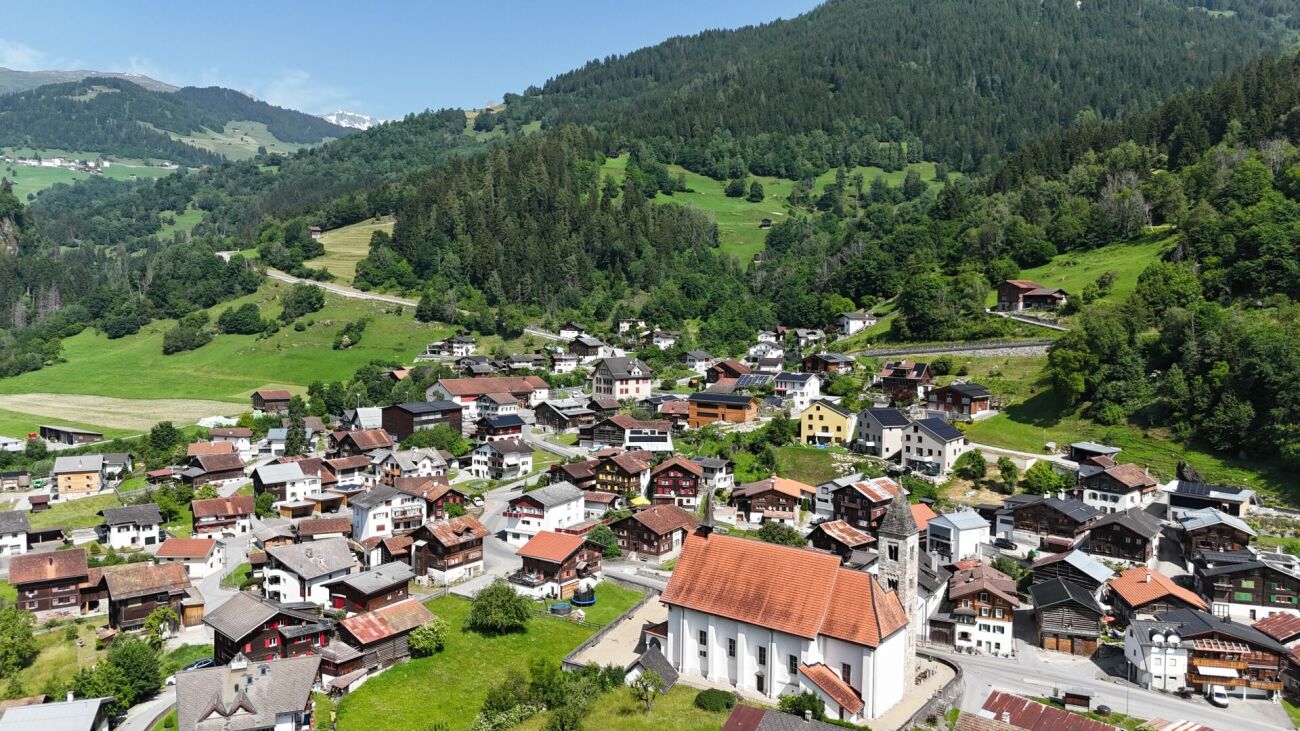 Immobilie in Rueun - ZWEITWOHNSITZODERNEUESZUHAUSE(EFH)-WOHNENINRUEUNMITAUSSICHTUNDRUHE - Bild 0