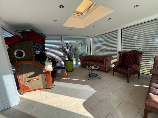 STIL, RAUM & ERHOLUNG - IHR 2.5-ZIMMER-EFH MIT POOL U. V. M 10