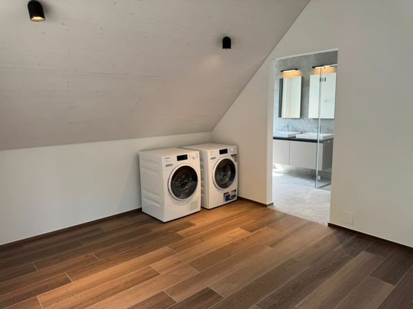 Attikawohnung mit traumhafter Seesicht im steuergünstigen Pfäffikon 9