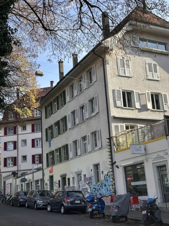 Renovierte 1-Zimmer Altbauwohnung im Lorrainequartier mit Garage 1