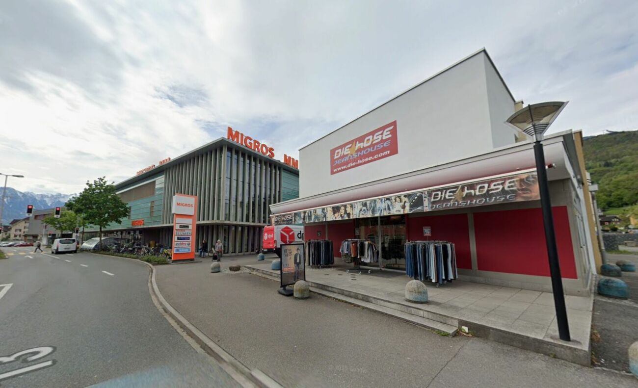 Edificio commerciale con potenziale di sviluppo in una posizione ad alta frequenza e parcheggio sicuro a Buchs SG