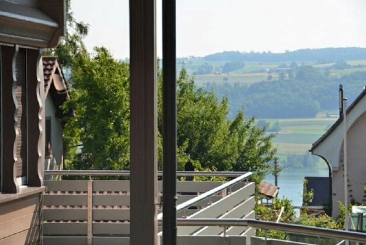 Casa unifamiliare di 6 camere in una posizione molto tranquilla e soleggiata con vista parziale sul lago di Hallwil