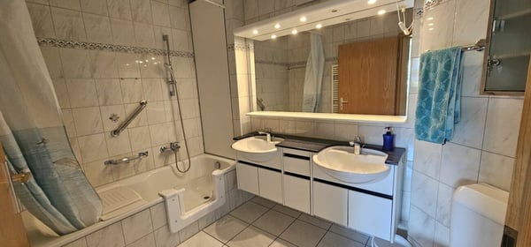 Helle und ruhige 4.5 Zi.- Wohnung in zentraler Lage inkl. Hobbyraum und Tiefgaragenplatz 7