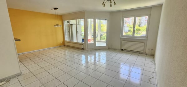 Helle und ruhige 4.5 Zi.- Wohnung in zentraler Lage inkl. Hobbyraum und Tiefgaragenplatz 2
