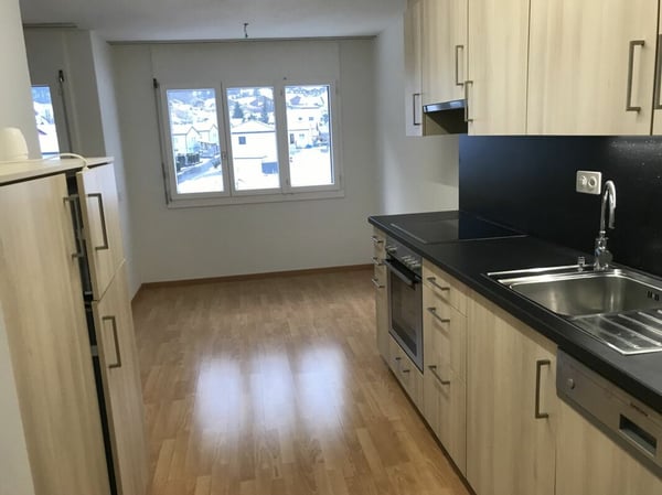 Schöne 4.5 Zimmer Wohnung mit grossem Balkon 3
