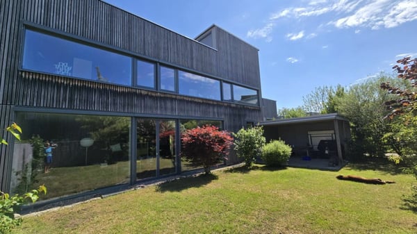 Familienfreundlich und an ruhiger Lage neben Aarau Grosses (Doppel-) Einfamilienhaus im ruhigen Aarauerfeld in Suhr 1