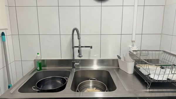 Tibetisch-asiatisches Take-Away mit 6 Sitzplätzen und Ausbaupotenzial zu verkaufen 9