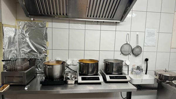 Tibetisch-asiatisches Take-Away mit 6 Sitzplätzen und Ausbaupotenzial zu verkaufen 8