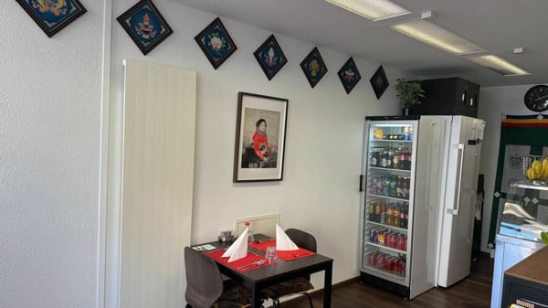 Tibetisch-asiatisches Take-Away mit 6 Sitzplätzen und Ausbaupotenzial zu verkaufen 4