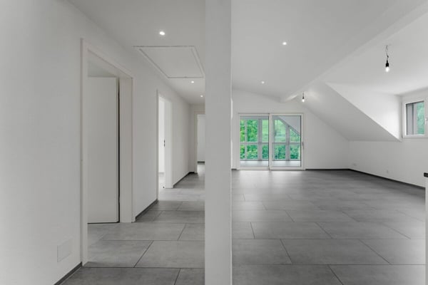 Bezugsbereite 4.5 Zimmer-Dachwohnung mit ebenerdigem Zugang 4