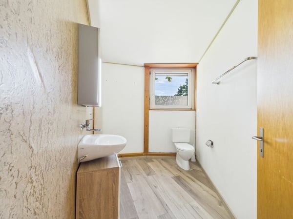 Architektonische Meisterwerke: Zwei exklusive Rundhäuser in Top-Lage mit je 150m2 auf einem 902m2 Grundstück, ideal für eine grosse Familie oder Investoren. 12