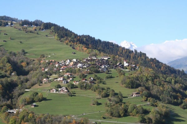 Sonniges Bauland mit Aussicht Platz für 2 Gebäude: Zwei Einfamilienhäuser oder ein grosszügiges Wohnbauprojekt 1