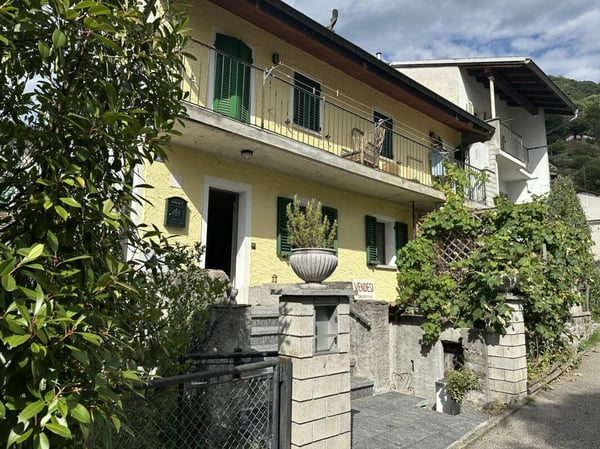 Tessiner Haus auf dem Hügel Artore in Bellinzona renoviert, mit Atelier und Garten