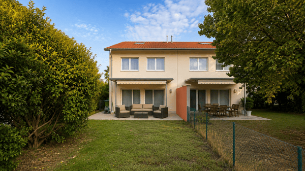 Modernes Doppeleinfamilienhaus mit Garten an bester Lage