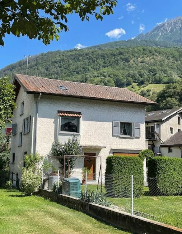 Freistehendes Einfamilienhaus im Zentrum mit Garten und Waldstück 1