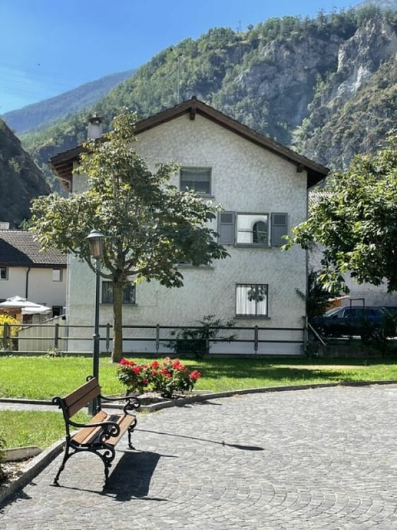 Freistehendes Einfamilienhaus im Zentrum mit Garten und Waldstück 2