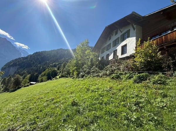 Einmalige Gelegenheit in Lauterbrunnen - Landwirtschaftliche Liegenschaft mit Wohnhaus, Scheune und drei weiteren Grundstücken 1