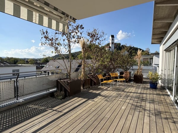 4.5-Zimmer Attika-Wohnung im Zentrum und doch an ruhiger Lage und mit viel Privatsphäre 160 m2 Nettowohnfläche, mehr als 100 m2 Terrasse 1
