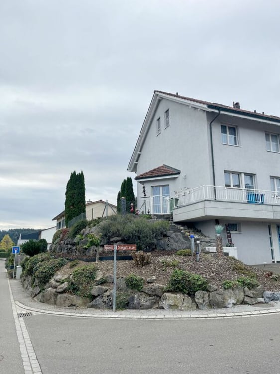5.5-Zimmer-Doppeleinfamilienhaus mit Weitblick 2